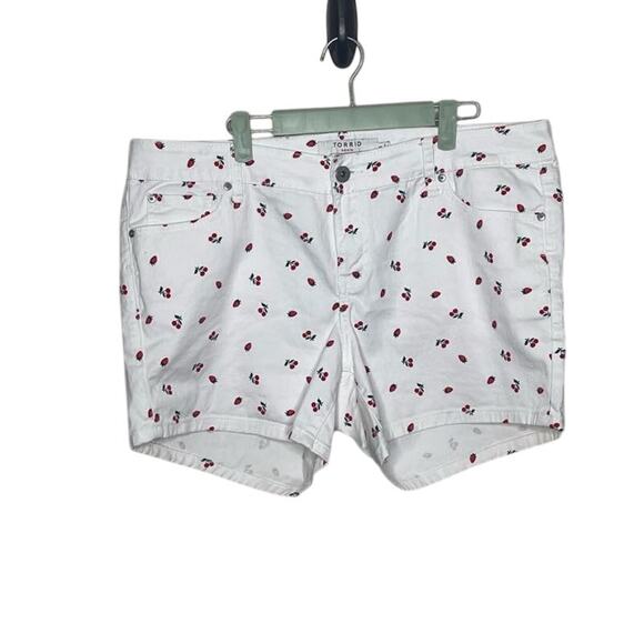 Torrid Shorts Women’s plus size 14 Fruit Cherry Strawberry AOP White Denim - Picture 1 of 3